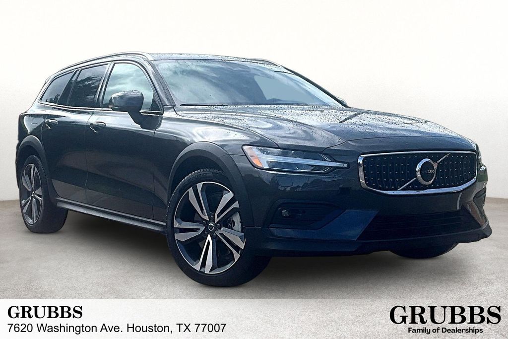 2025 Volvo V60 Cross Country B5 Plus AWD's photo