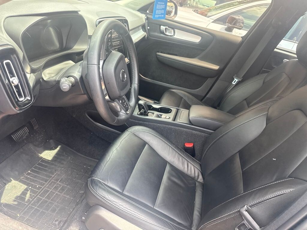 Used 2022 Volvo XC40 Momentum SUV