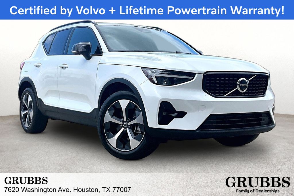 2025 Volvo XC40 B5 Plus Dark AWD's photo