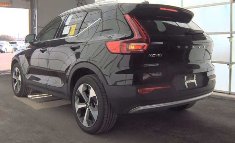 2025 Volvo XC40 Plus photo 4