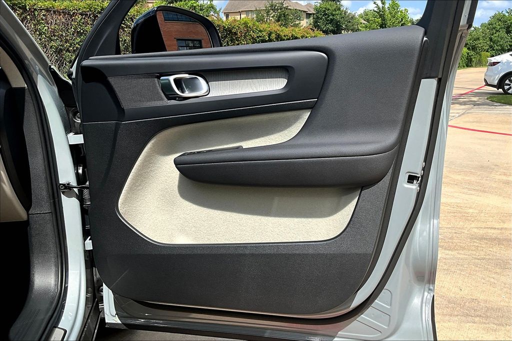 2026 Volvo XC40 Plus - Photo 14