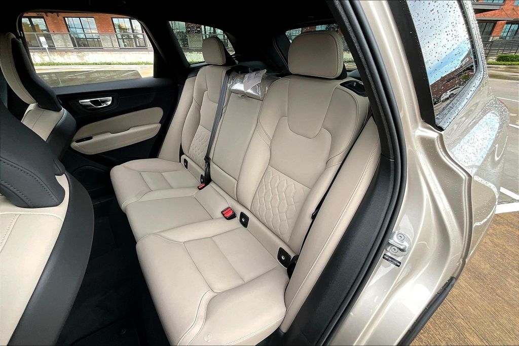 2026 Volvo XC60 Plus - Photo 14