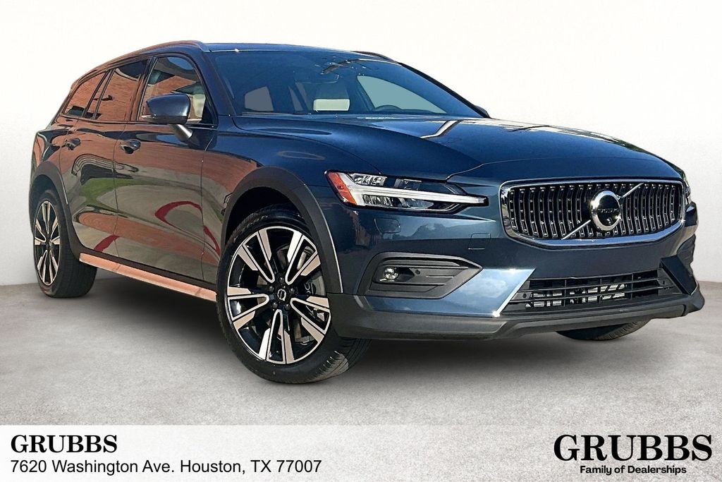 2026 Volvo V60 Cross Country B5 Ultra AWD's photo