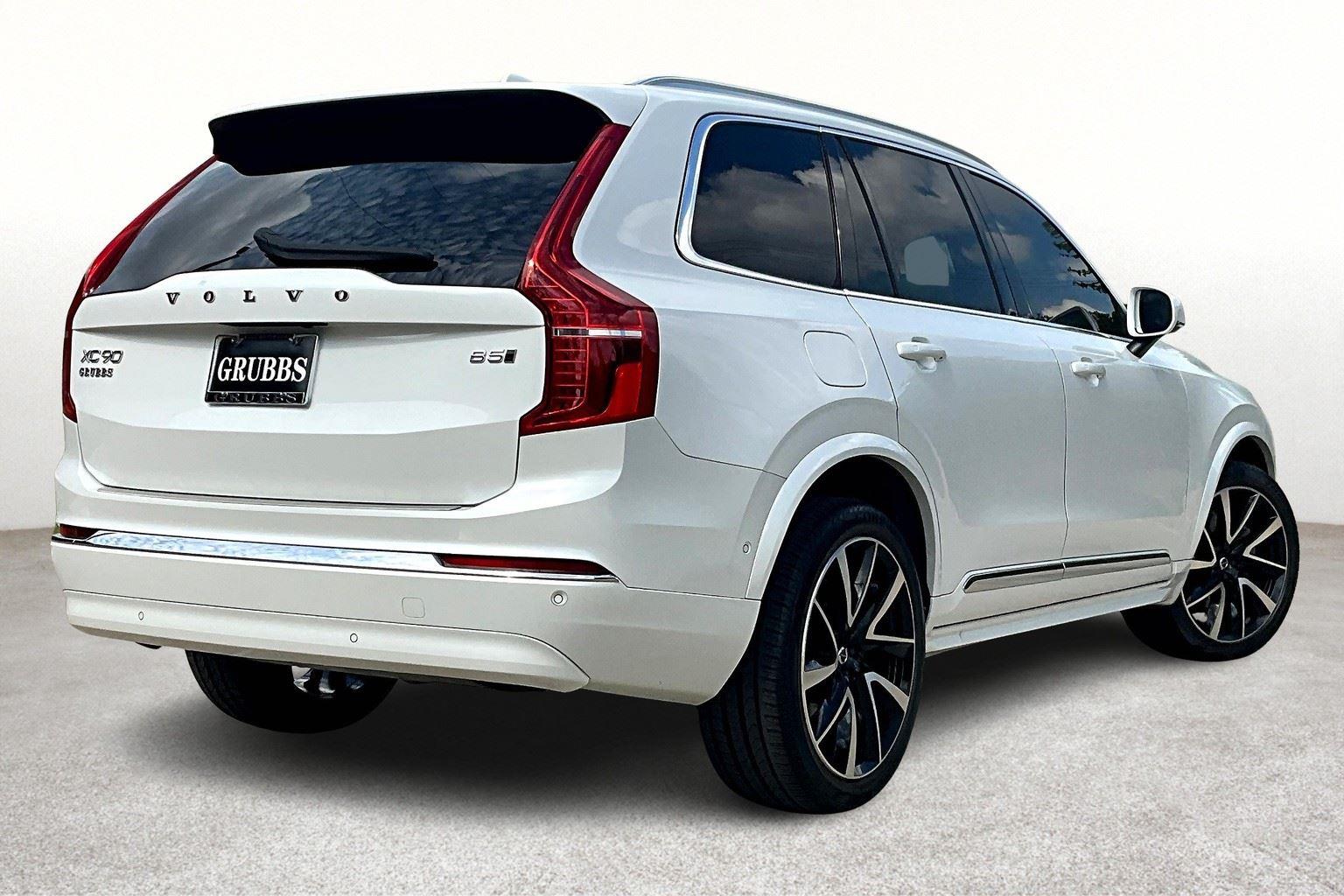 2023 Volvo XC90 B5 Plus photo 2