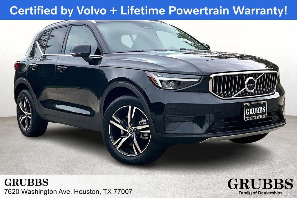 2025 Volvo XC40 Core
