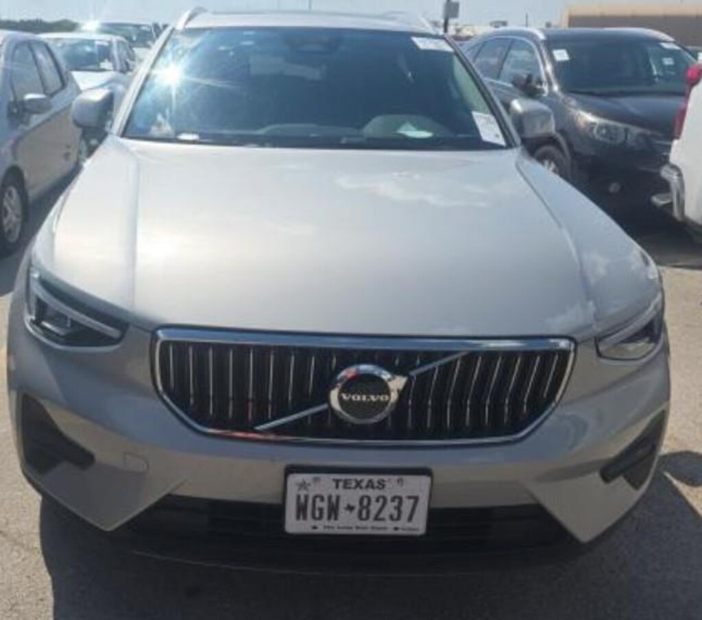 Used 2025 Volvo XC40 B5 Core