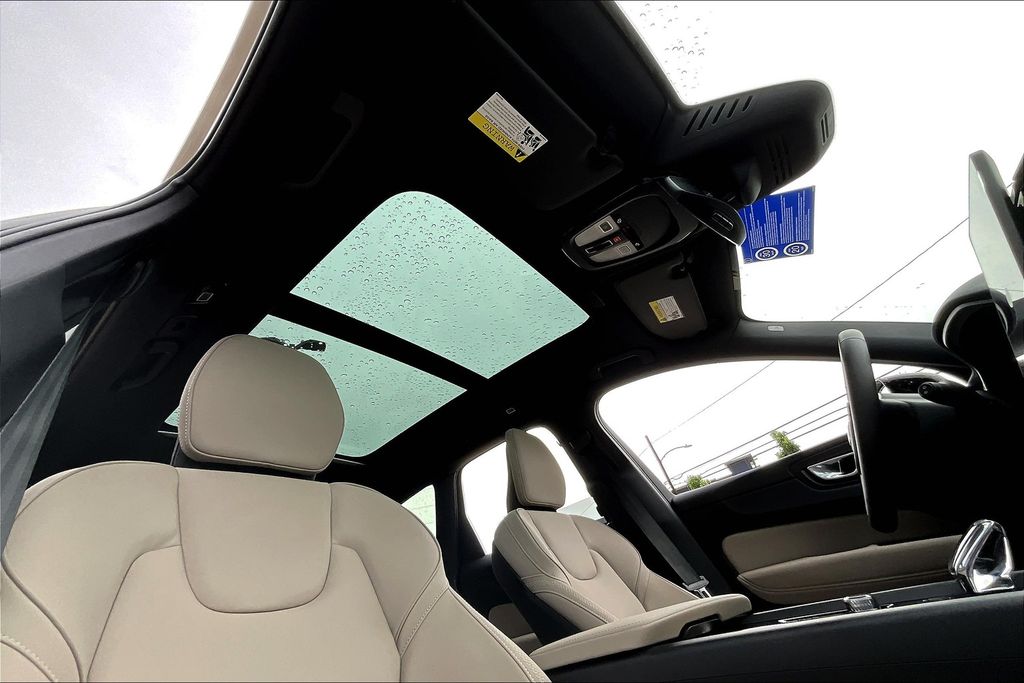 2026 Volvo XC60 Plus - Photo 18