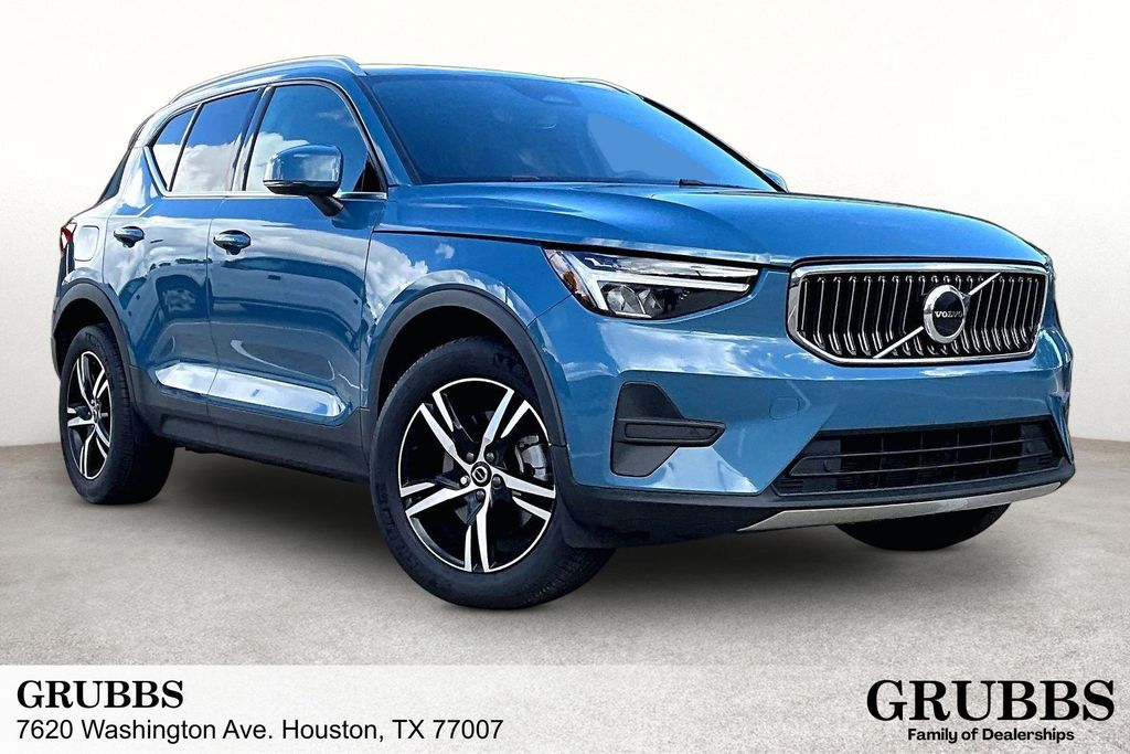 2024 Volvo XC40 B5 Core Dark AWD's photo