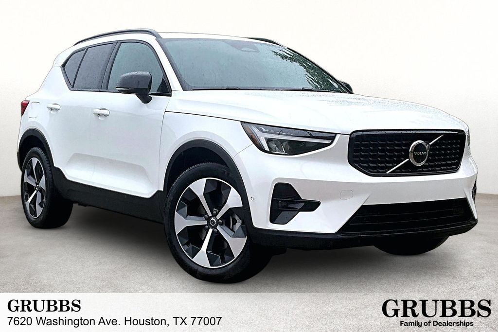 2025 Volvo XC40 B5 Plus Dark AWD's photo