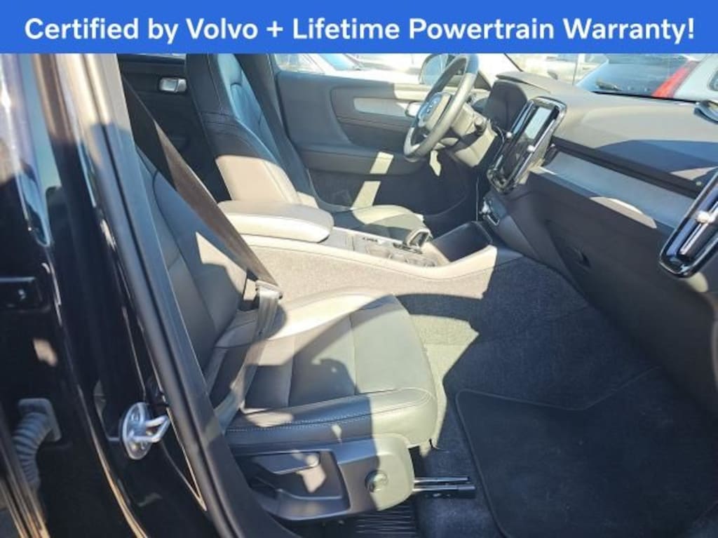 Used 2025 Volvo XC40 B5 Core SUV