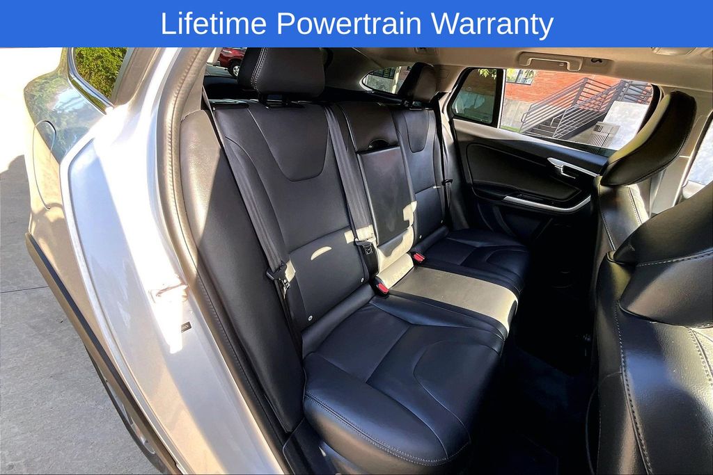 2018 Volvo V60 32