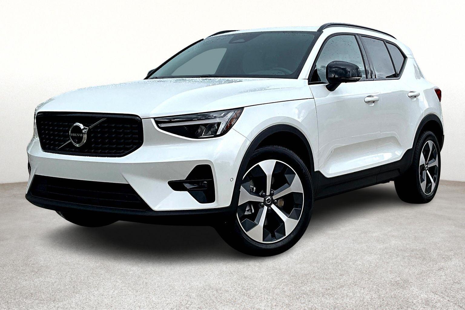 2026 Volvo XC40 Plus photo 2