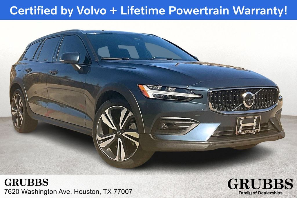 2023 Volvo V60 Cross Country Plus's photo
