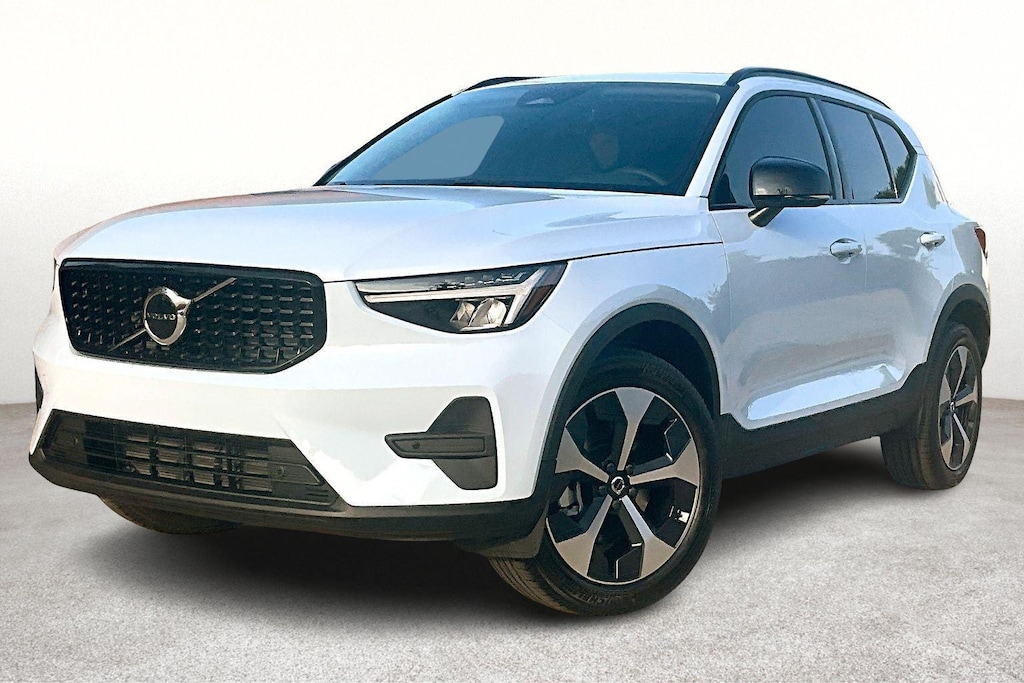 New 2026 Volvo XC40 B4 Core SUV