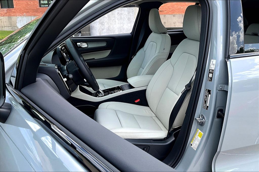 2026 Volvo XC40 Plus - Photo 21