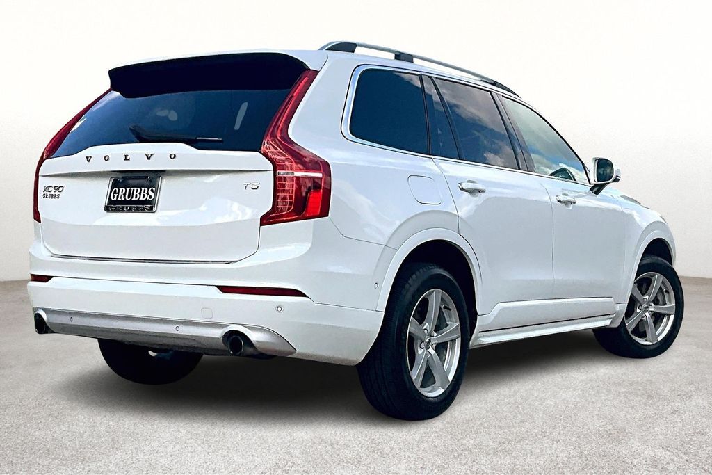 2018 Volvo XC90 T5 Momentum photo 2