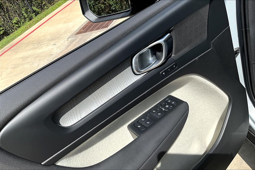 2026 Volvo XC40 Plus - Photo 15