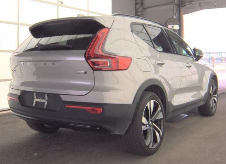 2025 Volvo XC40 Plus photo 3
