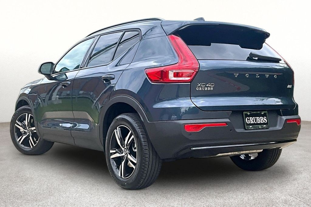 New 2026 Volvo XC40 B5 Core SUV