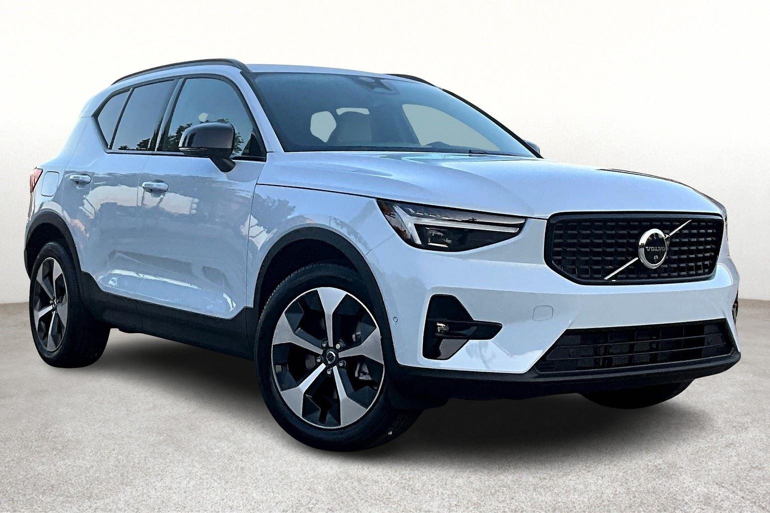 2026 Volvo XC40 Plus photo 2
