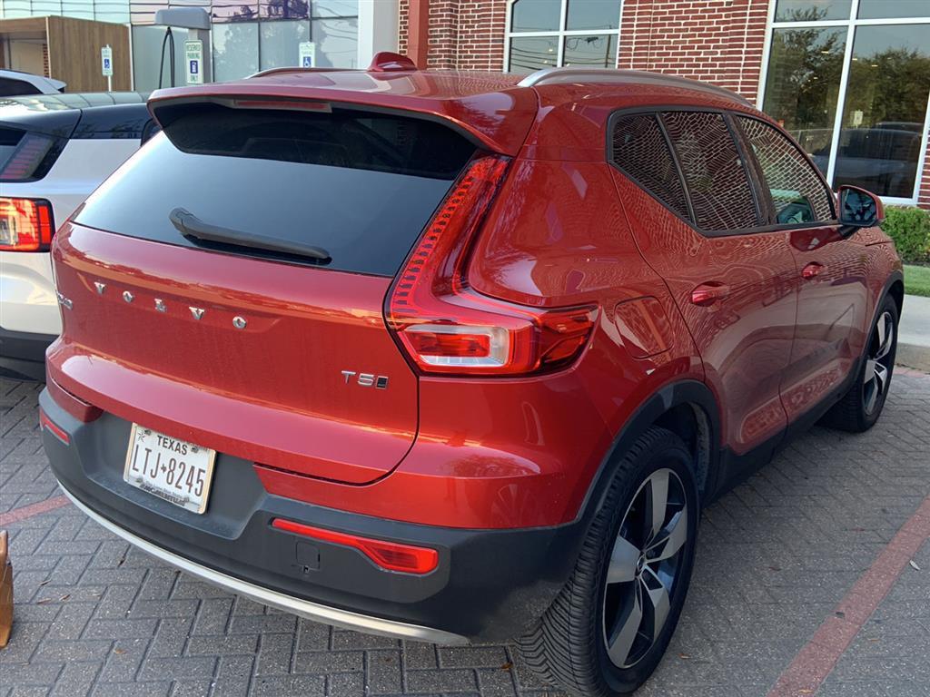 2019 Volvo XC40 Momentum photo 3
