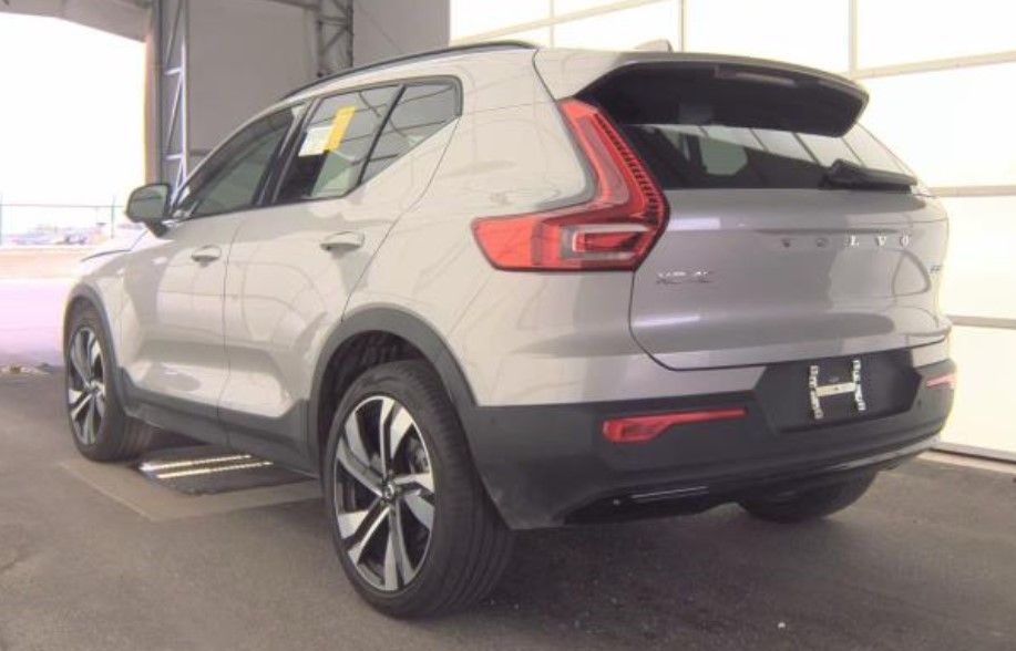 2025 Volvo XC40 Plus photo 4