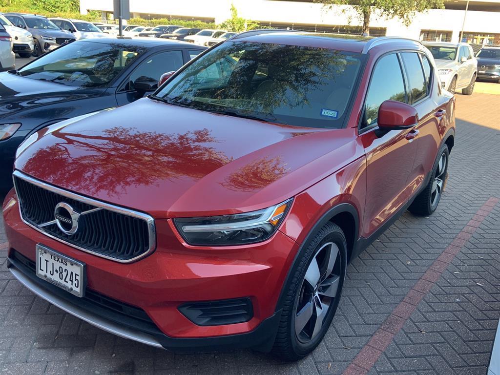 2019 Volvo XC40 Momentum photo 2