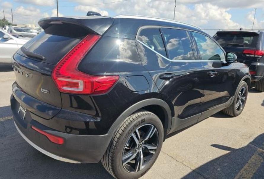 2025 Volvo XC40 Core photo 4
