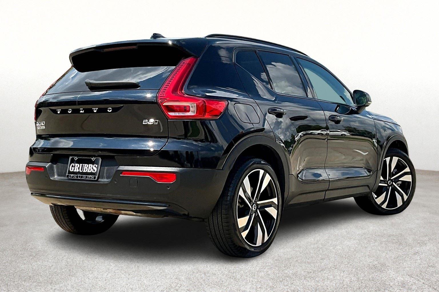 2025 Volvo XC40 Plus photo 2