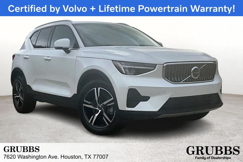 2025 Volvo XC40 Core