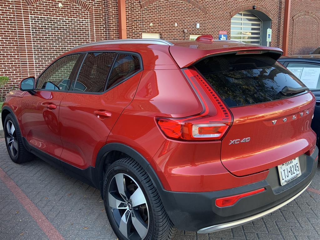 2019 Volvo XC40 Momentum photo 4