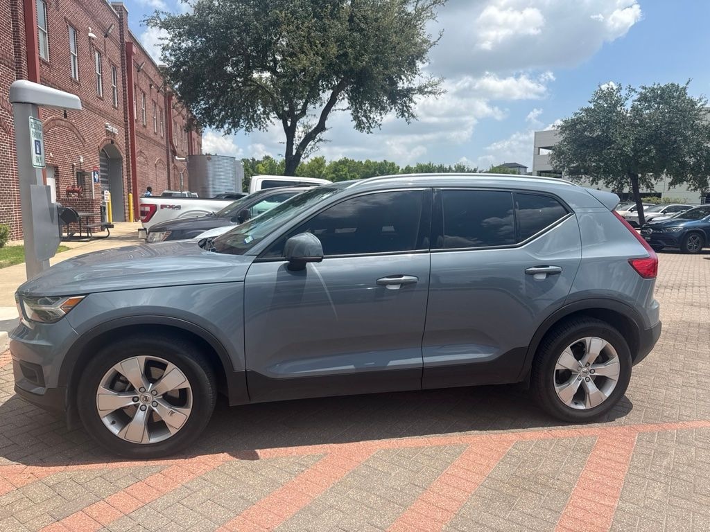 Used 2022 Volvo XC40 Momentum SUV
