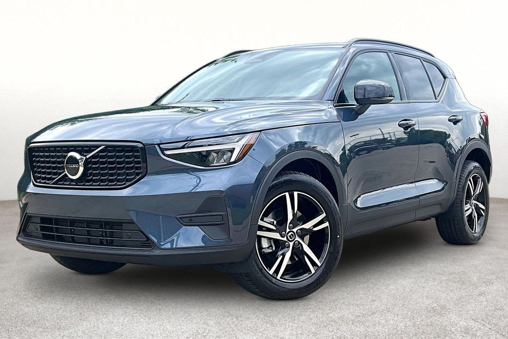New 2026 Volvo XC40 B5 Core SUV