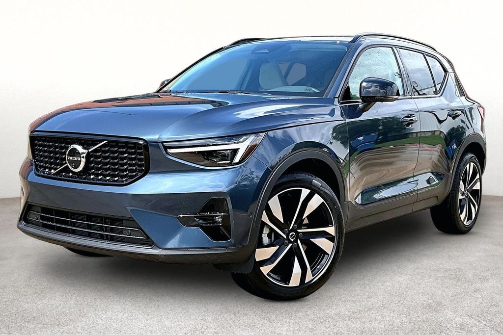 New 2026 Volvo XC40 B5 Ultra SUV