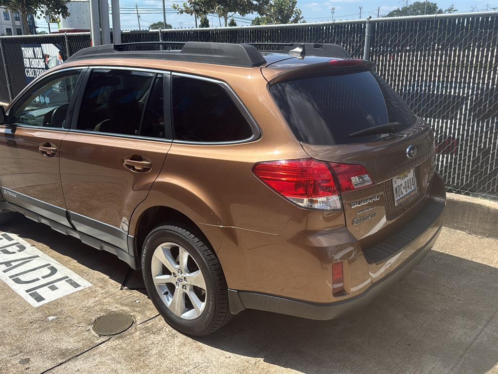 2013 Subaru Outback 2.5i Limited photo 3