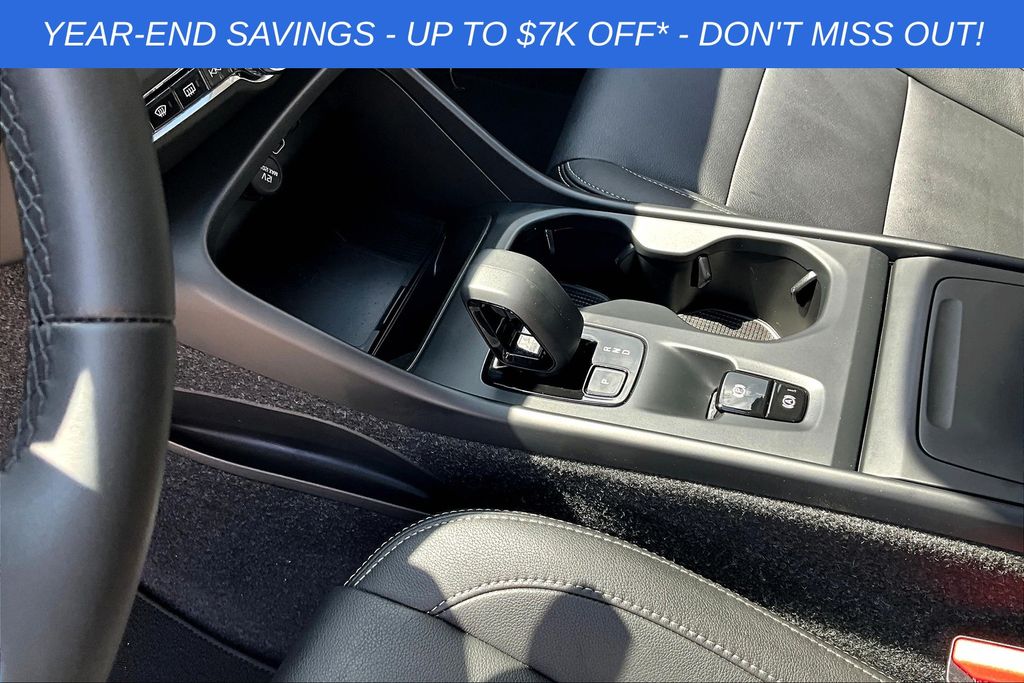 2025 Volvo XC40 Core - Photo 25