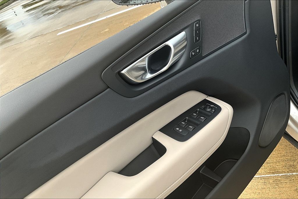2026 Volvo XC60 Plus - Photo 15