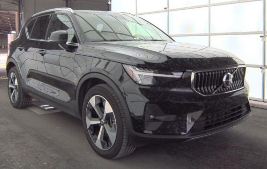 2025 Volvo XC40 Plus photo 2