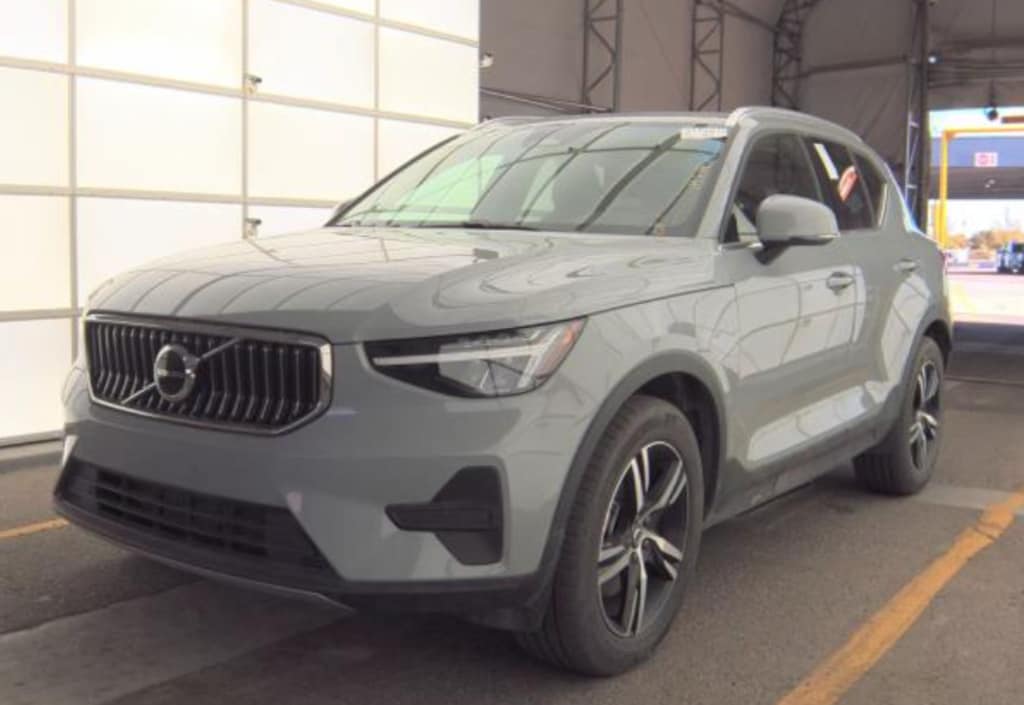 Used 2025 Volvo XC40 B5 Core SUV