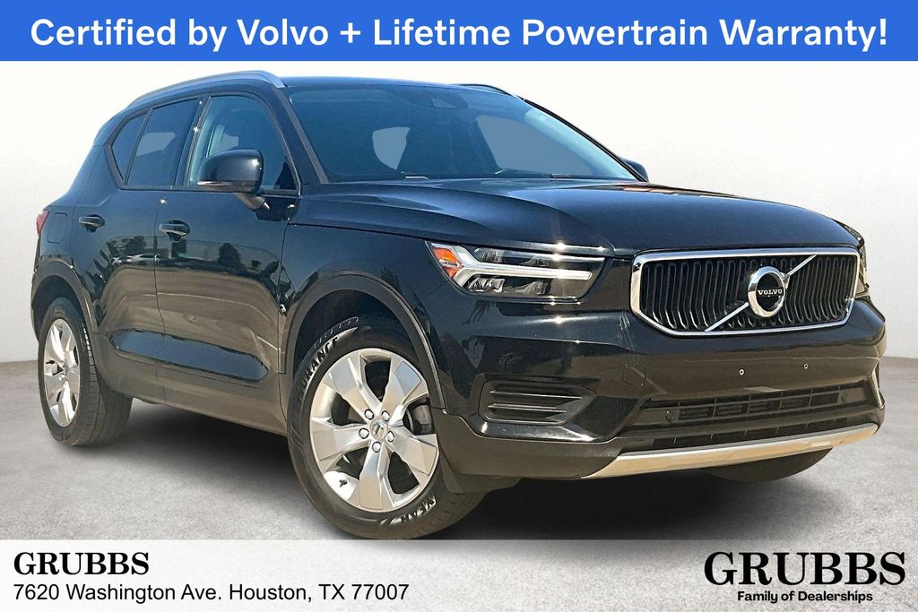 2022 Volvo XC40 Momentum's photo