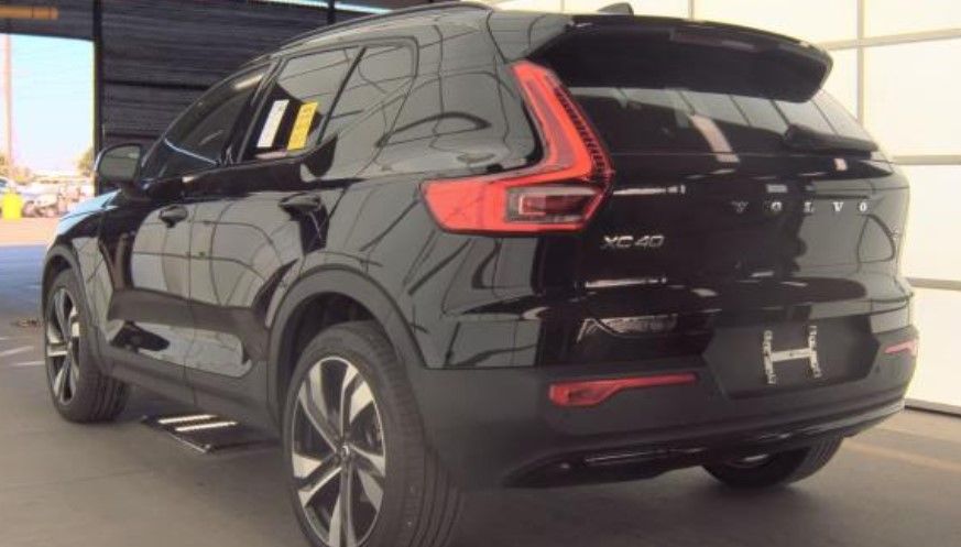 2025 Volvo XC40 Plus photo 3