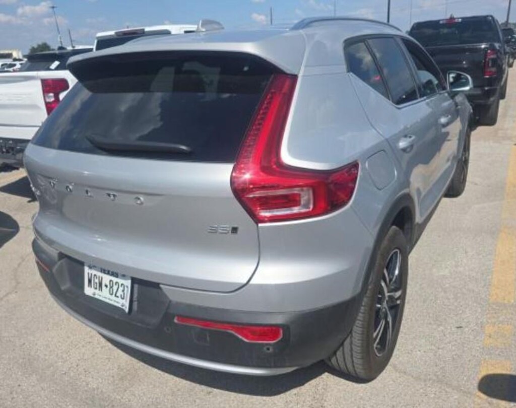 Used 2025 Volvo XC40 B5 Core