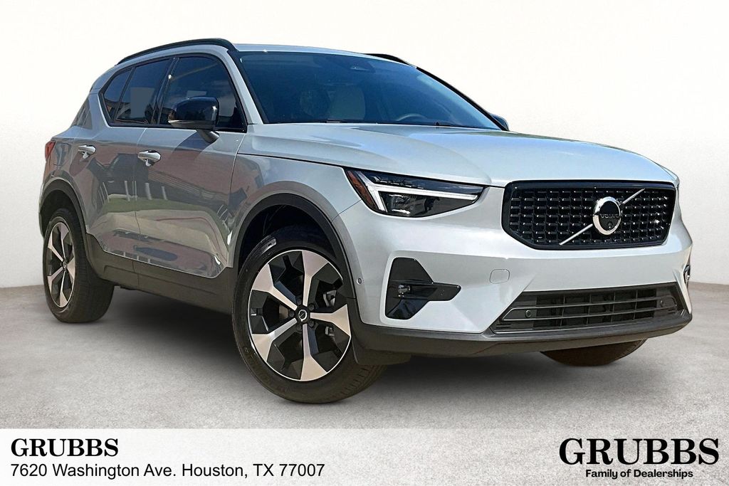 2026 Volvo XC40 B5 Plus Dark AWD's photo