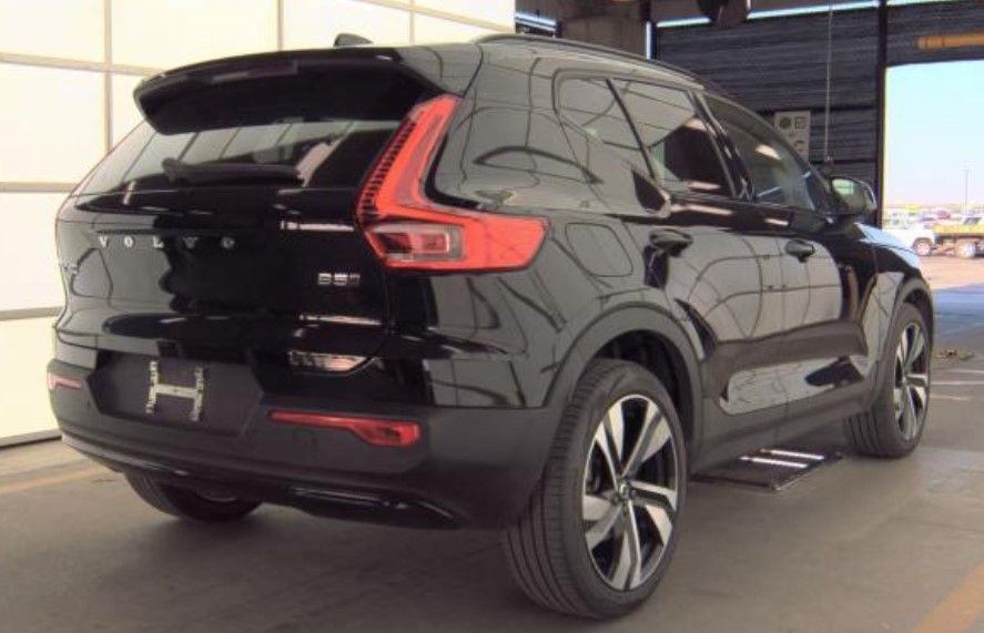 2025 Volvo XC40 Plus photo 2