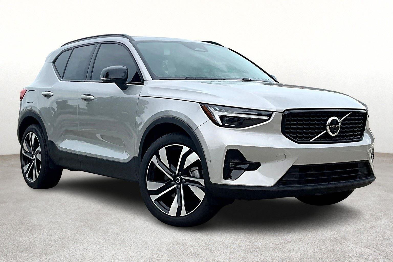 2025 Volvo XC40 photo 2