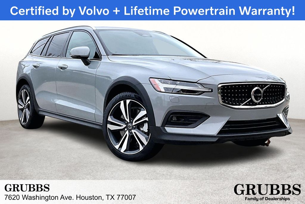 2025 Volvo V60 Cross Country Plus's photo