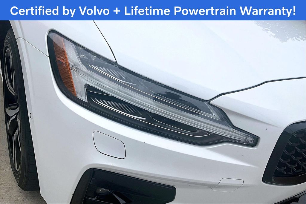 2025 Volvo S60 38