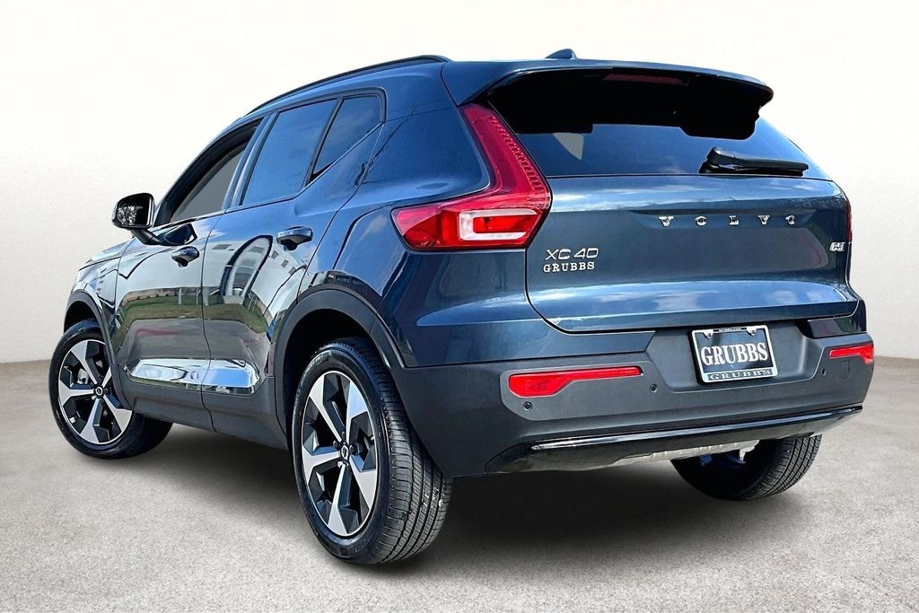 New 2026 Volvo XC40 B5 Core SUV