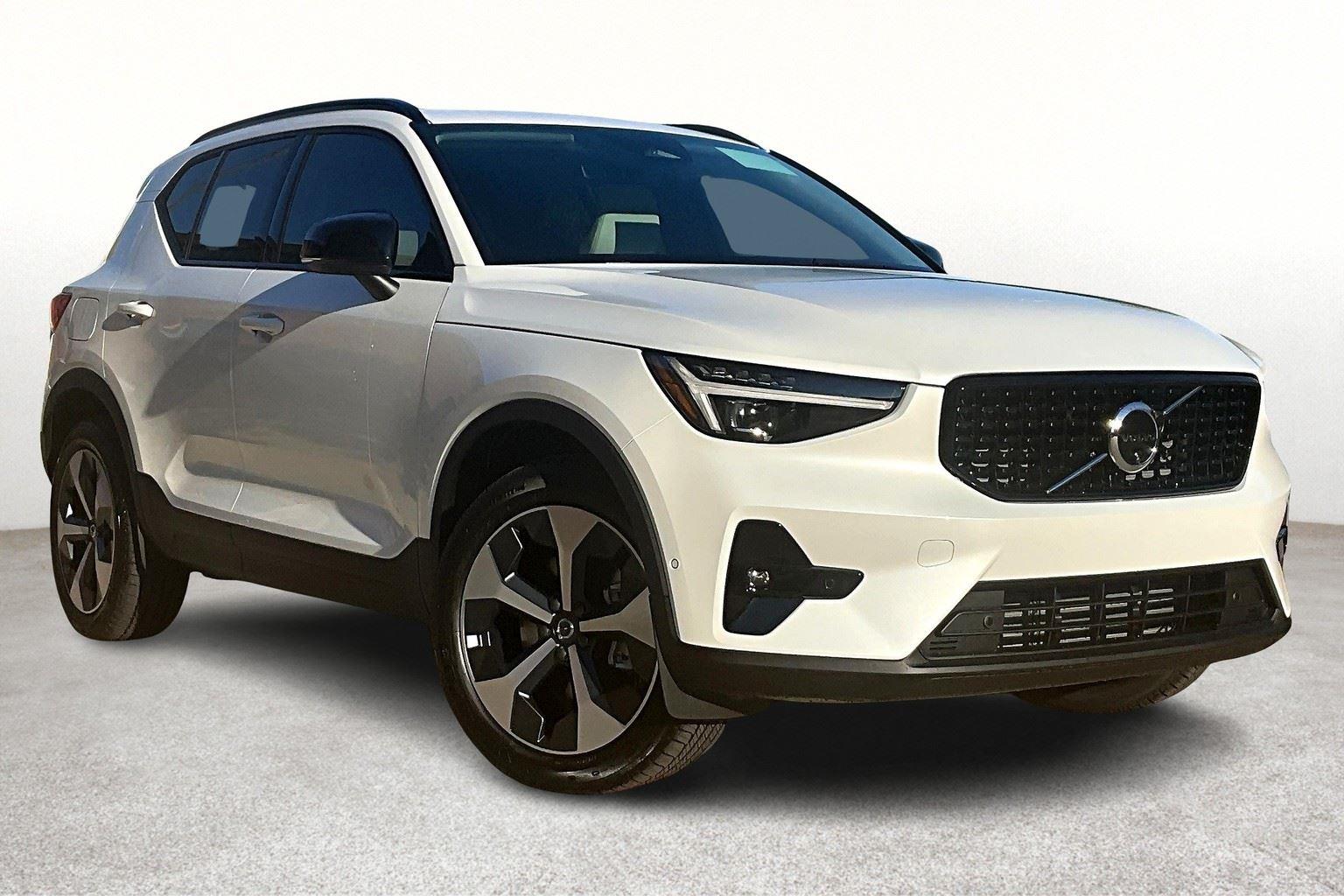 2026 Volvo XC40 Plus photo 2