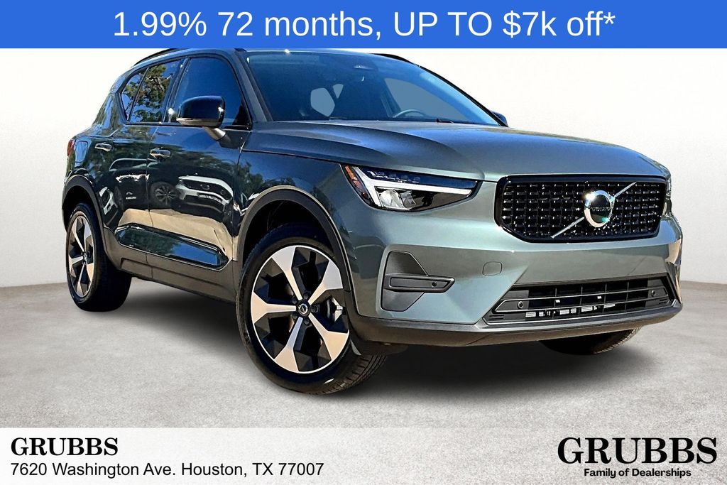 2026 Volvo XC40 Core's photo